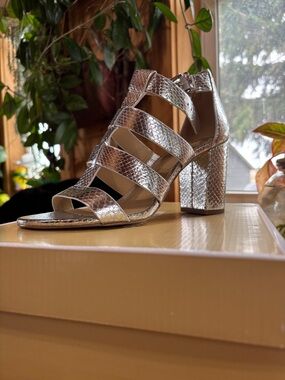 💋Michael Kors Dina Sandal Embossed Metallic Silver Sandals